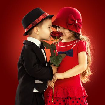 zwei Kinder mit Rose